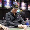 Ali bi morali za živimi pokeraškimi mizami prepovedati slušalke?