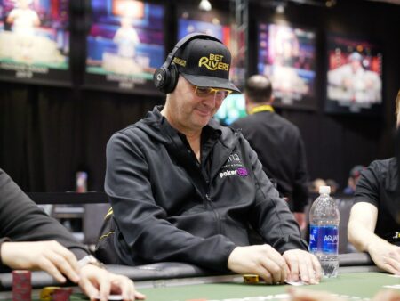 Ali bi morali za živimi pokeraškimi mizami prepovedati slušalke?