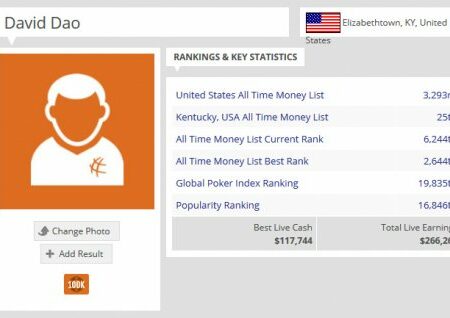 Na silo odvlečeni potnik z letala tudi pokeraš