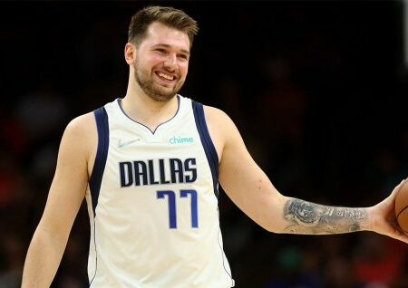 Luka Dončić kartal med polčasom tekme proti Warriorsem