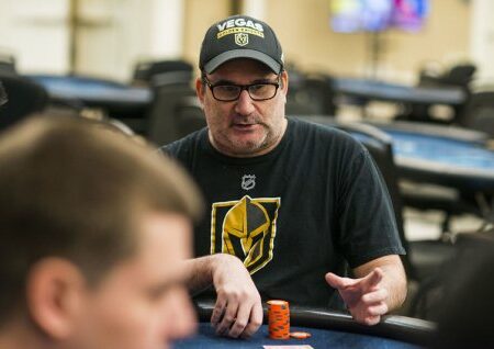 Mike Matusow stavil polovico svojega bankrolla na Daniela Negreanuja proti Dougu Polku