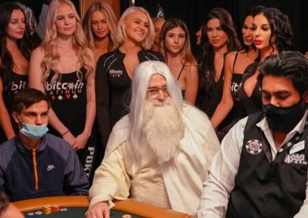 Phil Hellmuth se je na letošnjem WSOP Main Eventu pojavil kot Gandalf